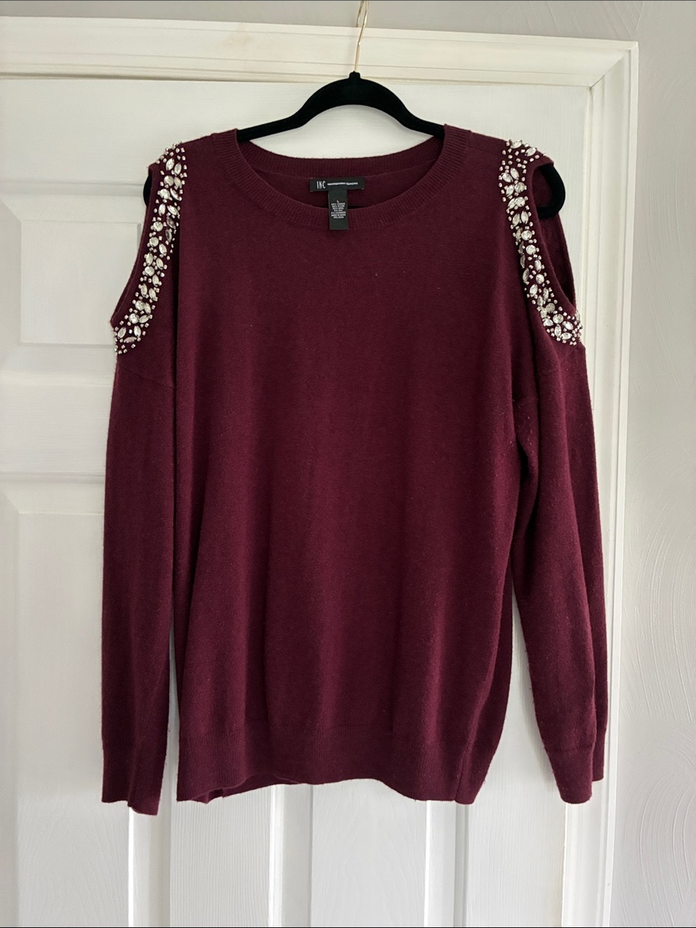 Burgundy cold shoulder sweater !